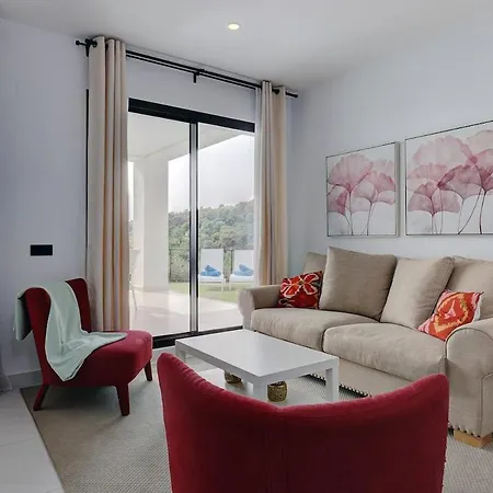 2 Bedroom Ground Floor At Hills Apartment *